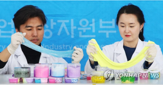 사진은 지난달 20일 오전 경기도 군포시 한국기계전기전자시험연구원에서 연구원들이 안전기준을 충족하지 못한 액체괴물을 보여주고 있는 모습이다. 당시 시중 유통 중인 액체괴물은 190개 제품을 정밀조사한 결과, 방부제, 폼알데하이드, 프탈레이트 가소제 등 유해물질이 76개 제품에서 검출돼 대량 리콜됐다.  연합뉴스